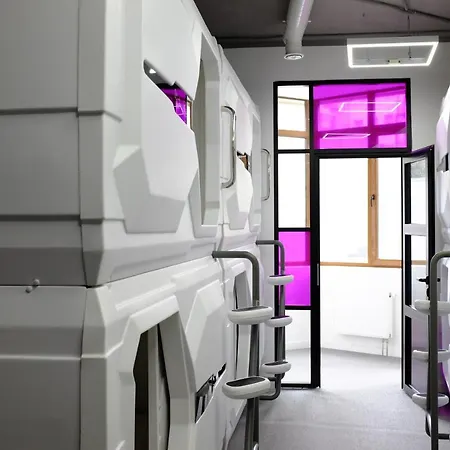 Av-1 Capsule Hotel Cápsula