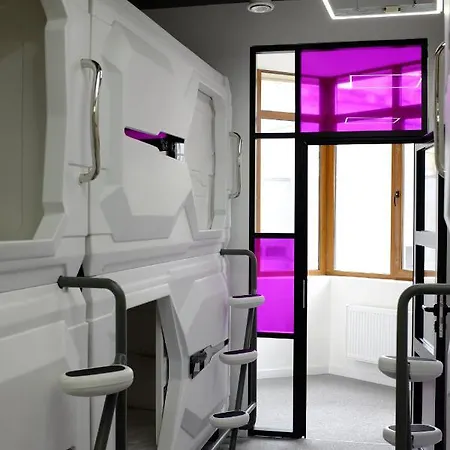 Av-1 Capsule Hotel a capsule