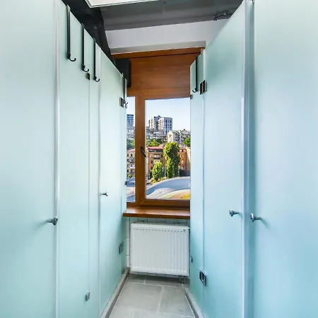 Av-1 Capsule Hotel a capsule